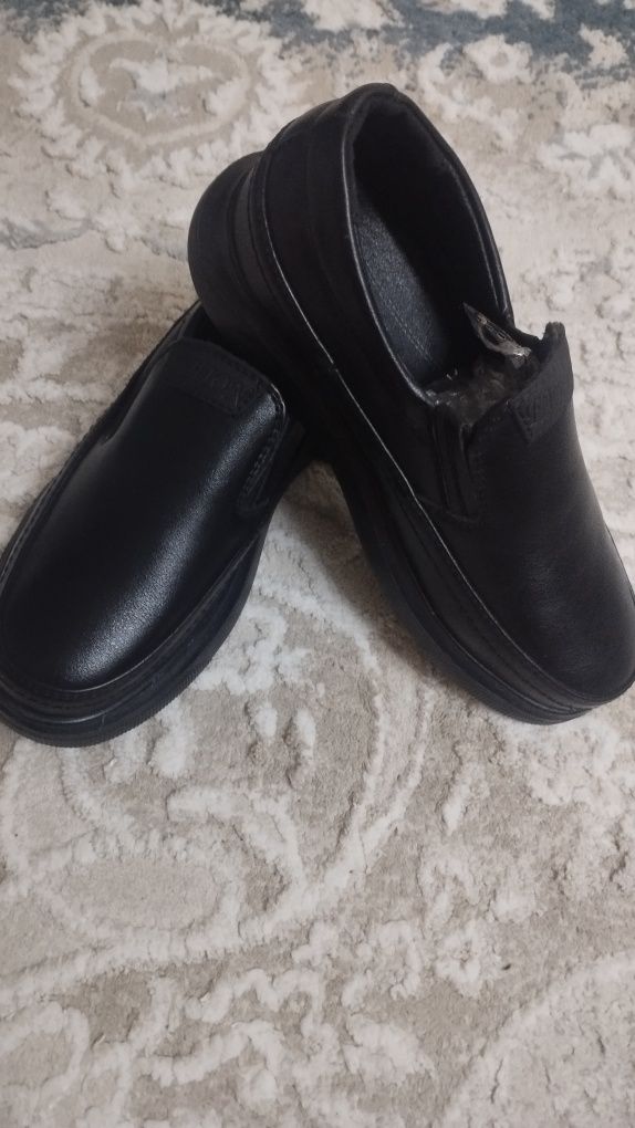 Продам женские кроссовки