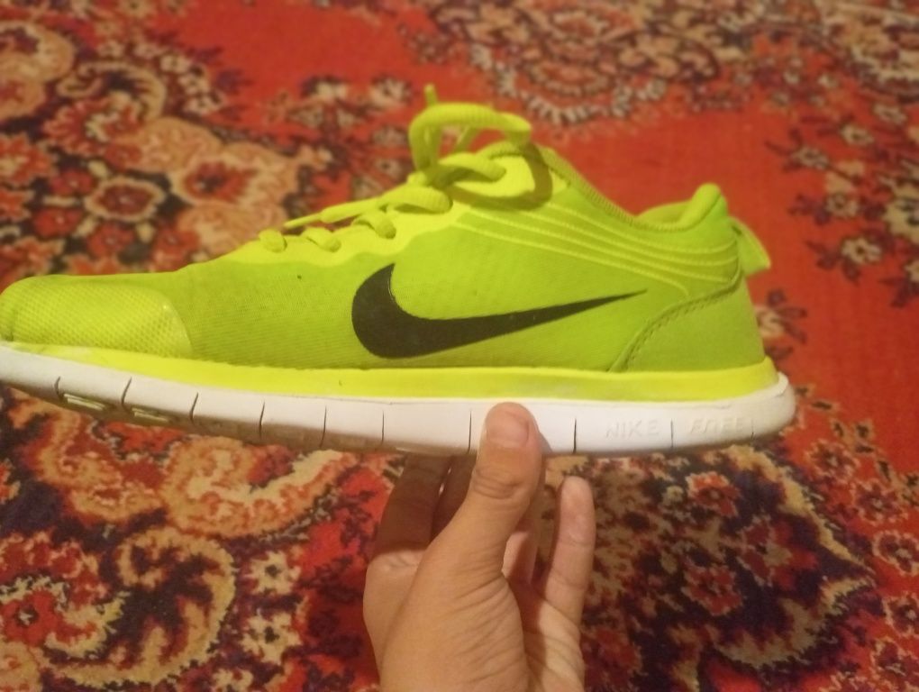 Продаю беговую кроссовку Nike free 4.0