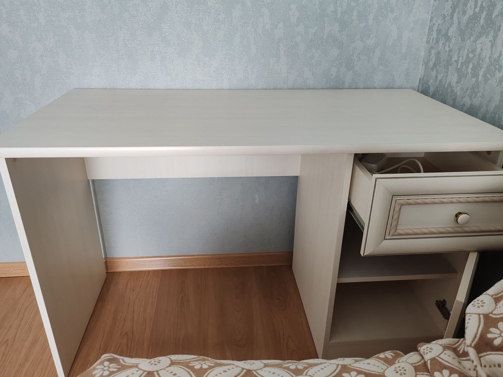 Продам письменный стол