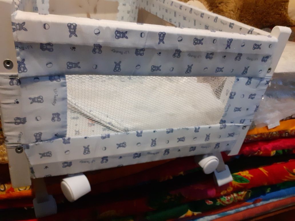 Продам кроватку детскую с люлькой.  Коляску. Ванночку. И комбинезон.