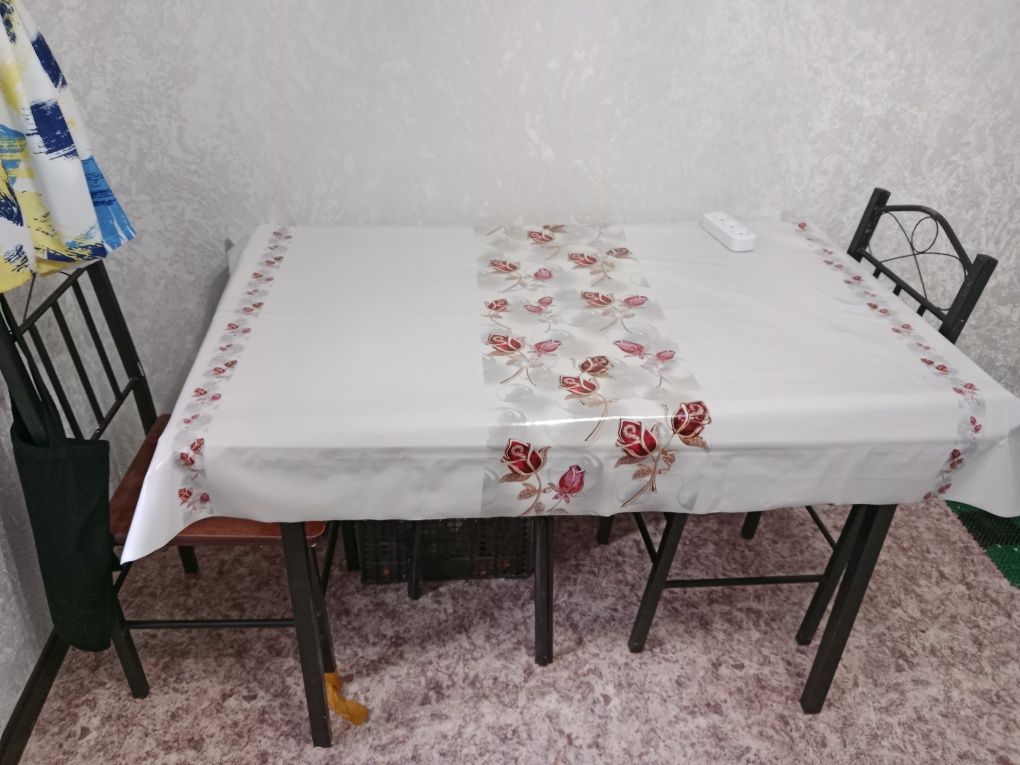 Продам стол и 4 стулья дёшево состояние среднее