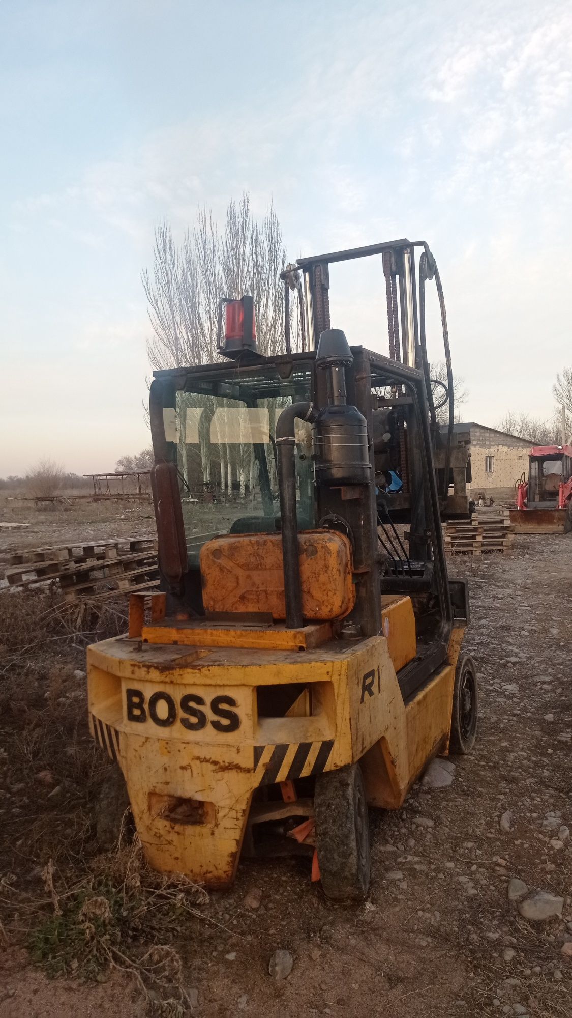 Срочна продам вылочны погрузчык 2,5--3 тонник