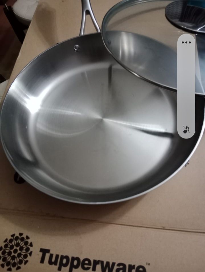 Сковорода Tupperware металл. 28 см . С крышкой. Новая в упаковке.