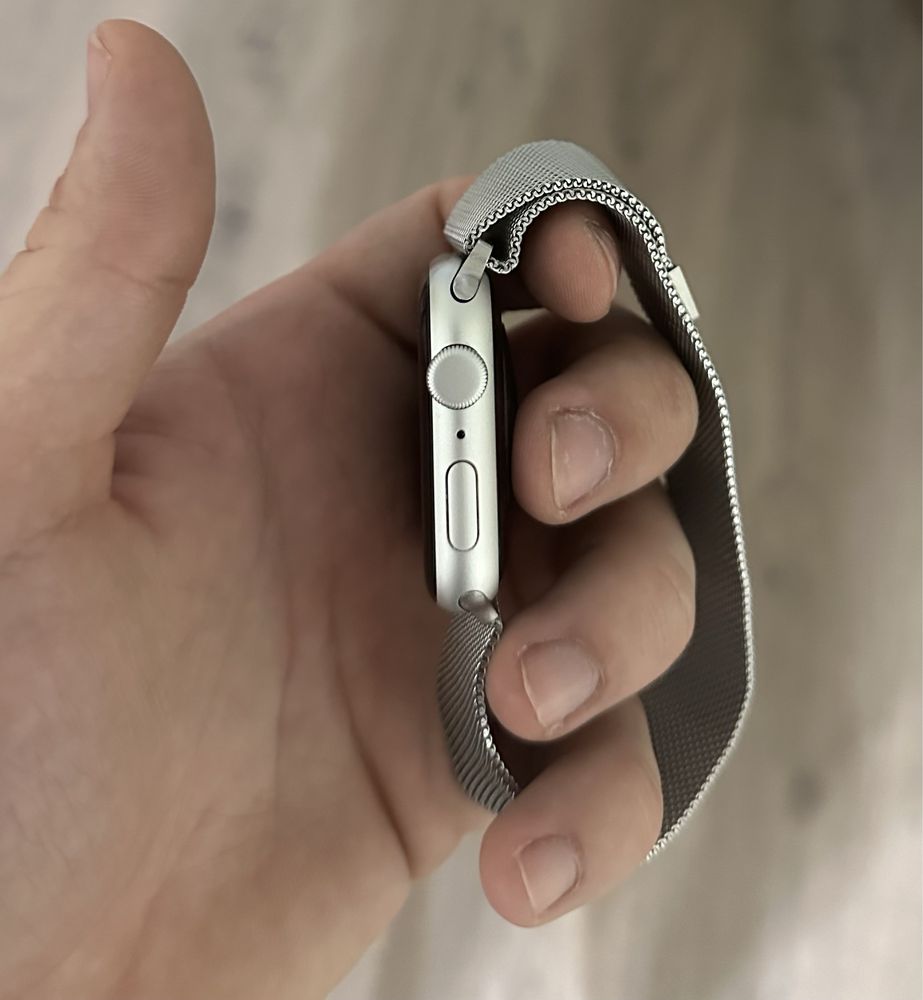 Продам Apple Watch SE