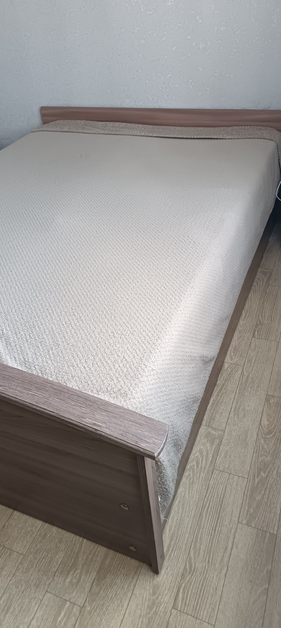 Продам кровать для спальной