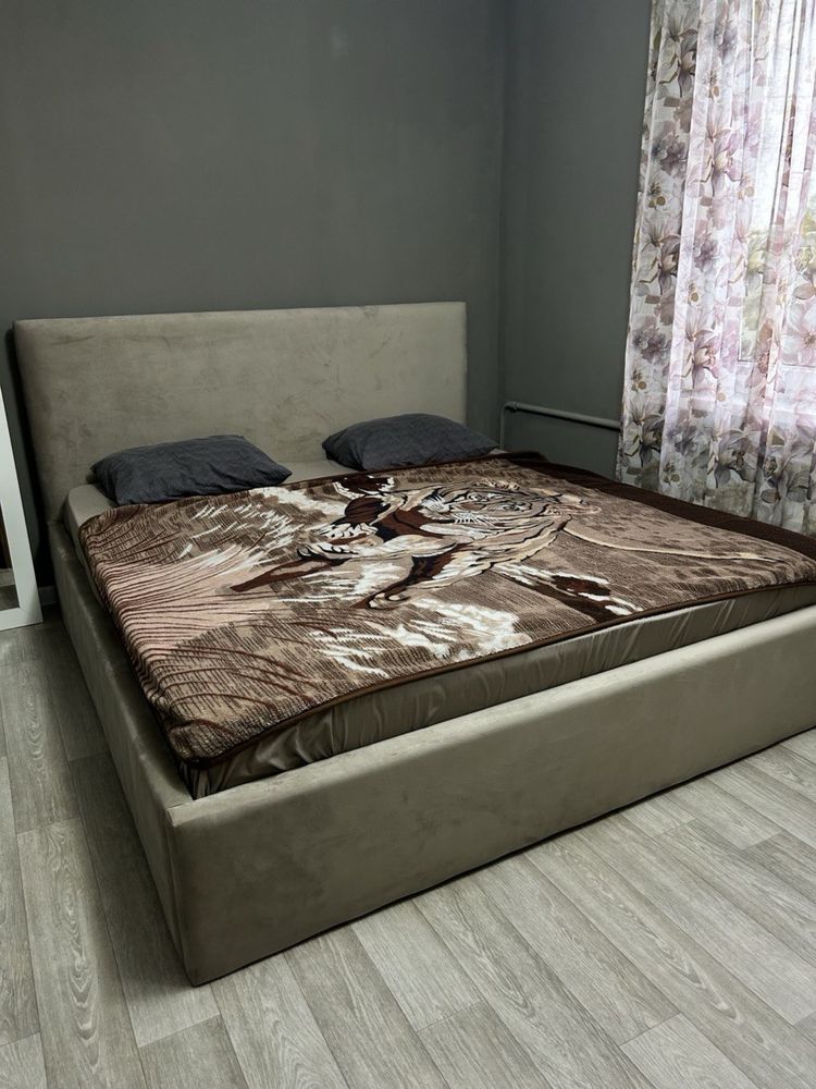 Двуспальная кровать 180*200 с матрасом