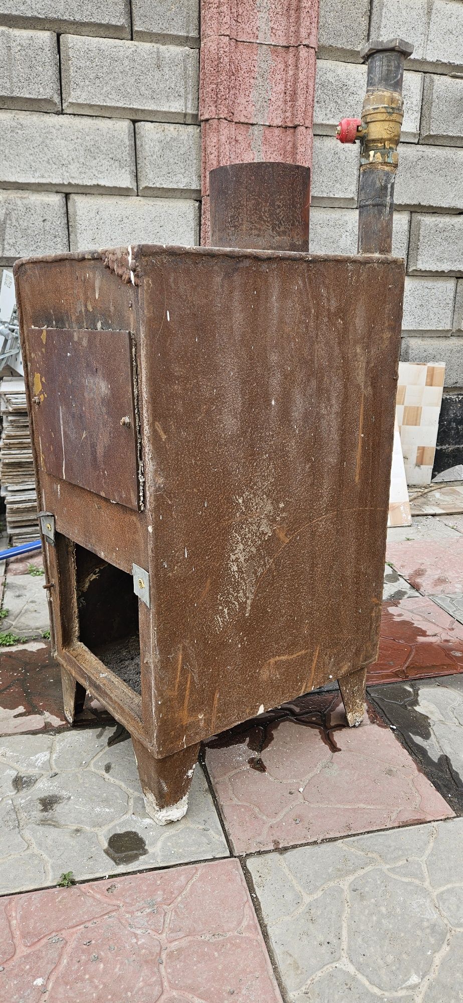 Газовый котёл. В рабочем состоянии.
