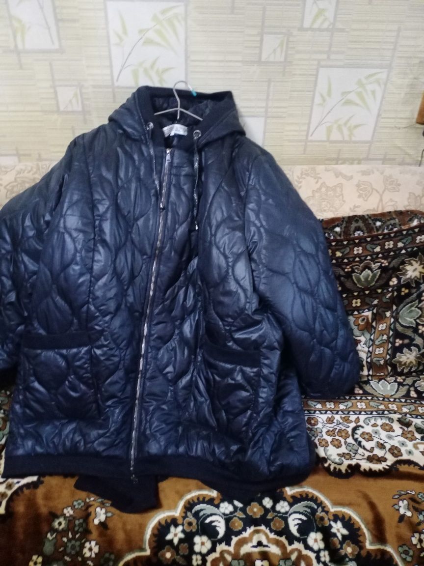 Продам две зимние куртки. Теплые.