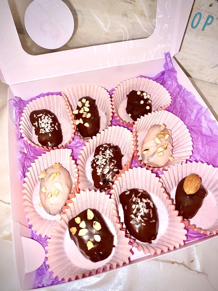 Клубника в шоколаде, финики в шоколаде