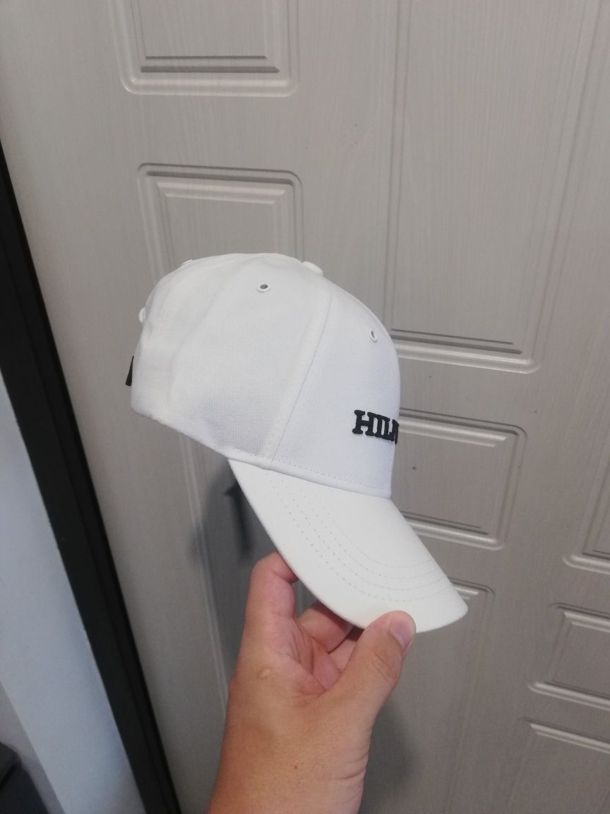 Продам белую кепку TOMMY HILFIGER новая