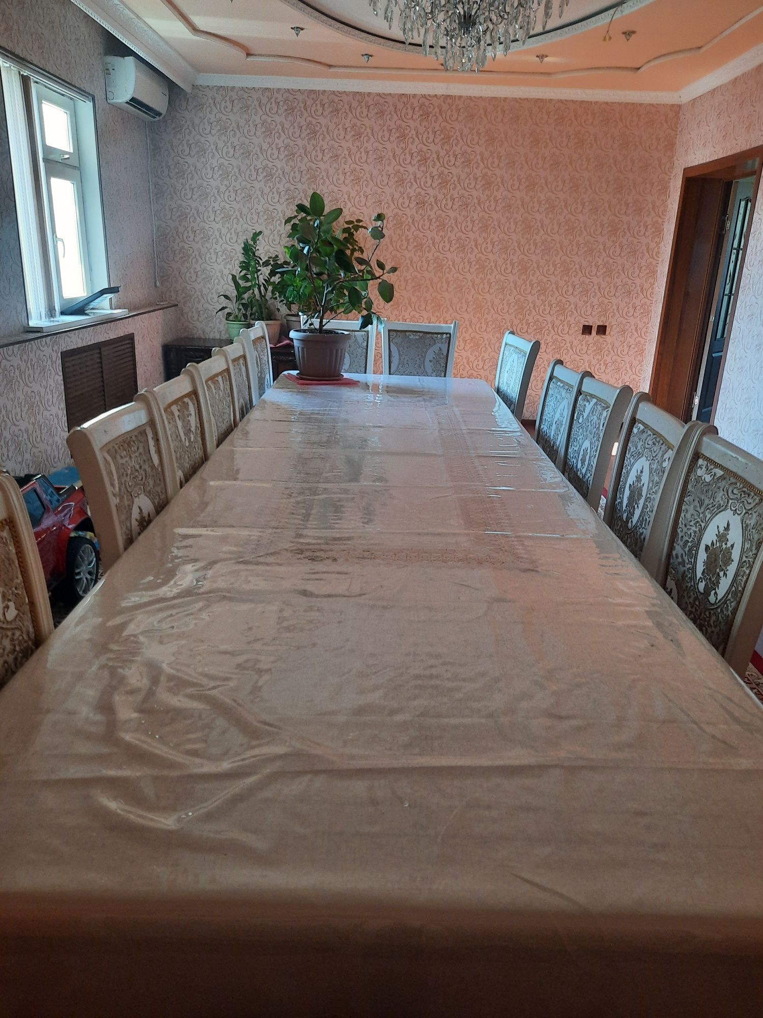 Стол стулья для зал