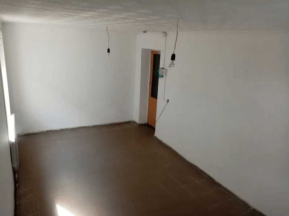 Отдельно стоящее коммерческое здание в 2 этажа 450 кв.м, земля 8 соток
