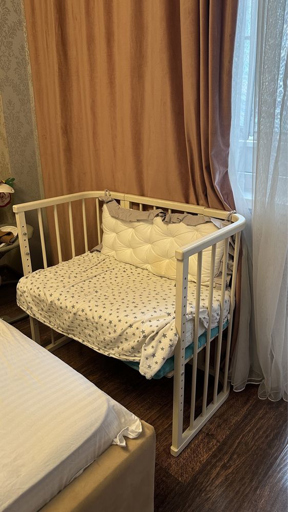 Продам детскую приставную кроватку.