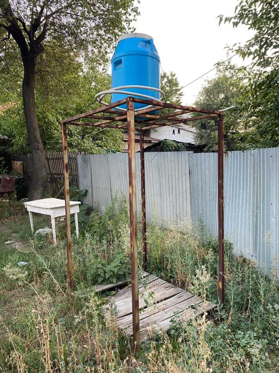 Уличный душ, металлический, разборный, с бочкой, лейкой и поддоном.
