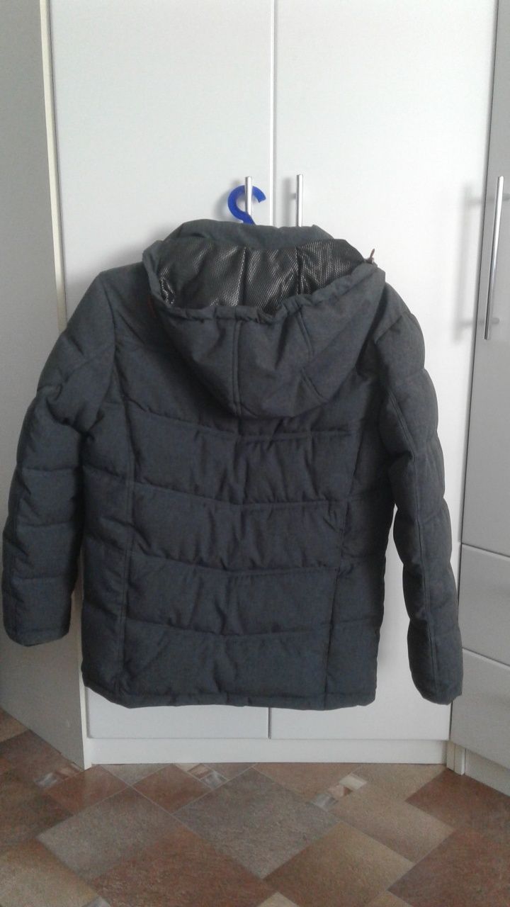 Продам зимнюю куртку для мальчика.