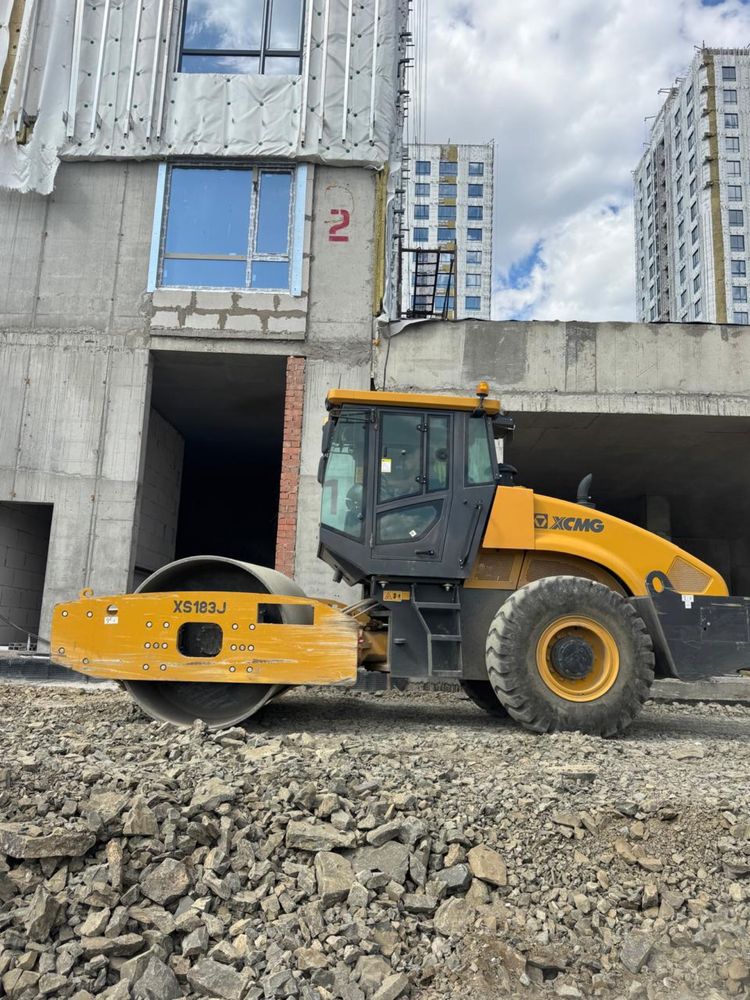 Аренда тяжёлого катка XCMG XS183J (18 тонн) с оператором