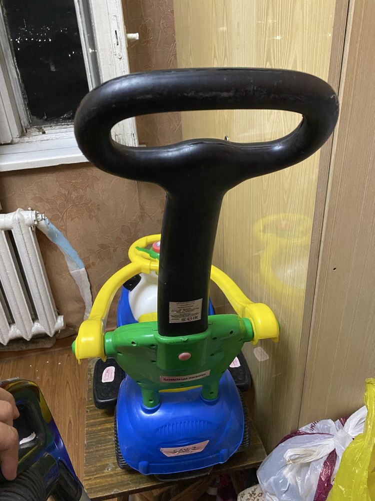 Продам машинку детскую