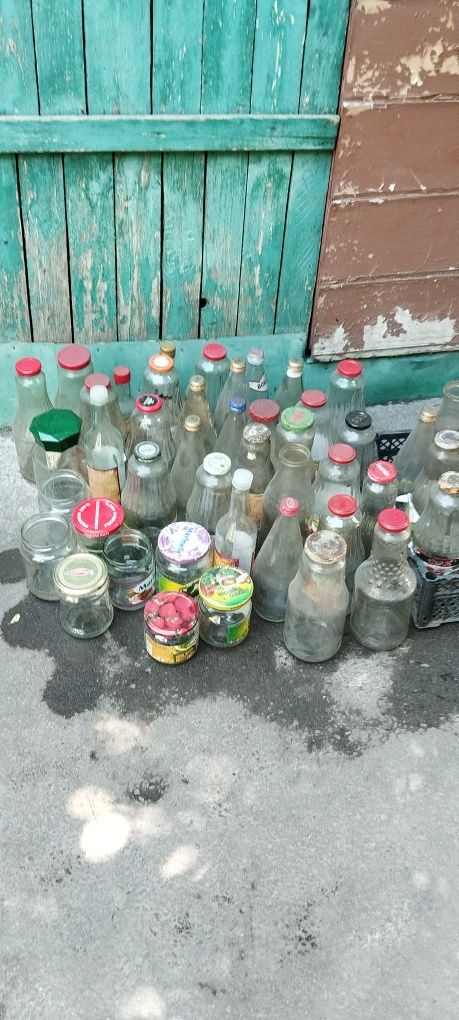 Отдам даром бутылки, банки.