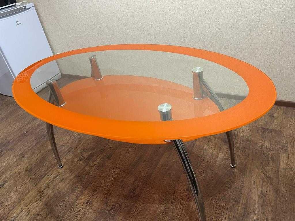 Овальный оранжевый стол
