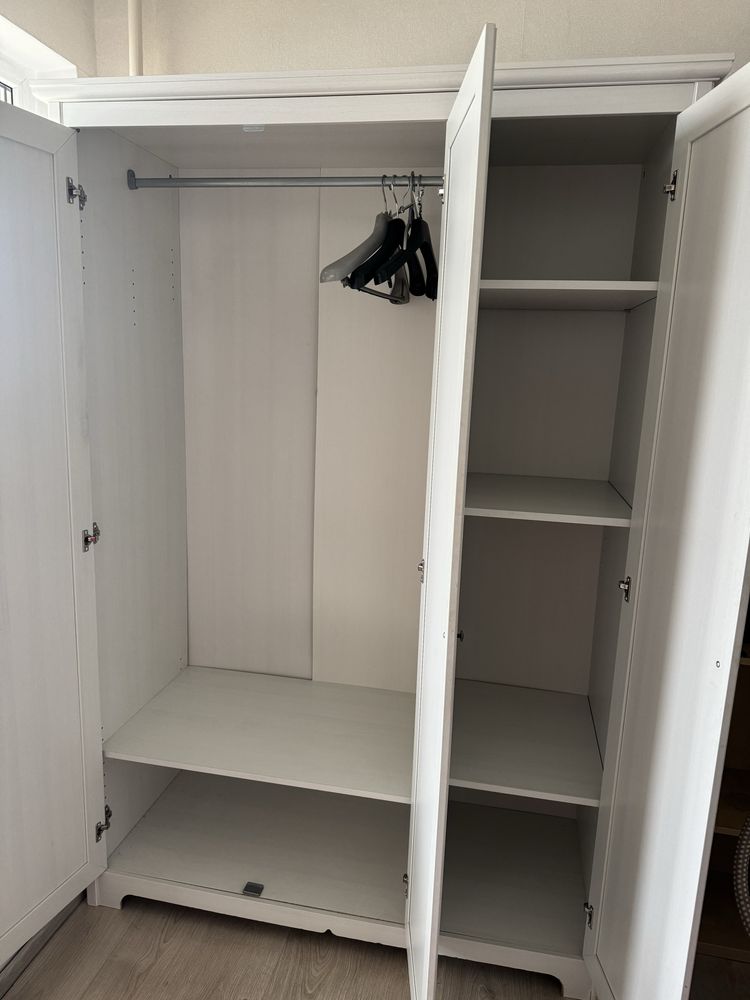 Платяной шкаф 3-дверный IKEA Aspelund 117*190 см.