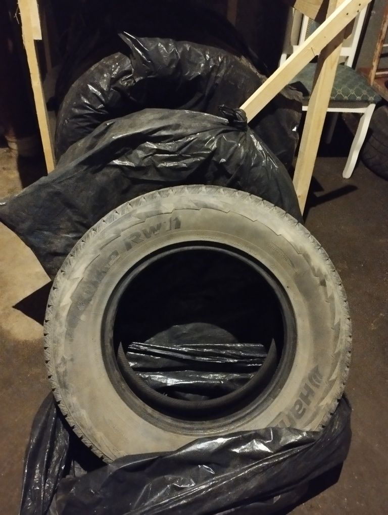 Продам зимние шины комплект