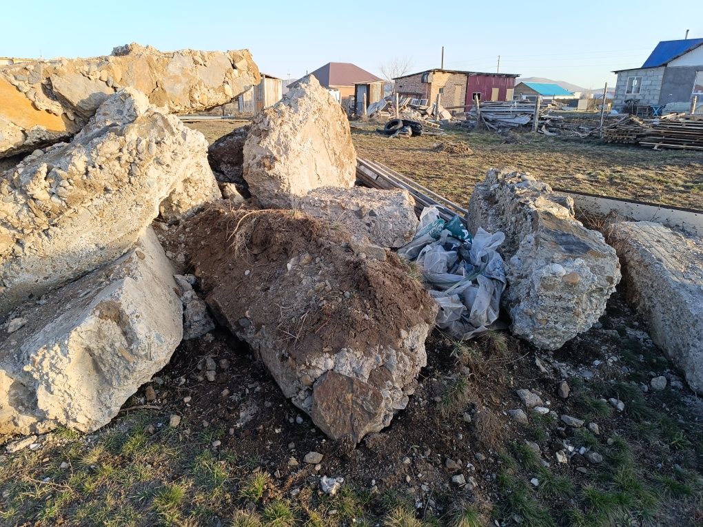 Бетонные блоки  разного размера