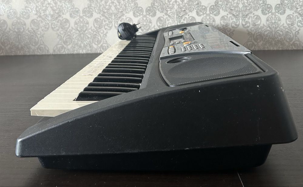 Продаю синтезатор Yamaha PSR-175