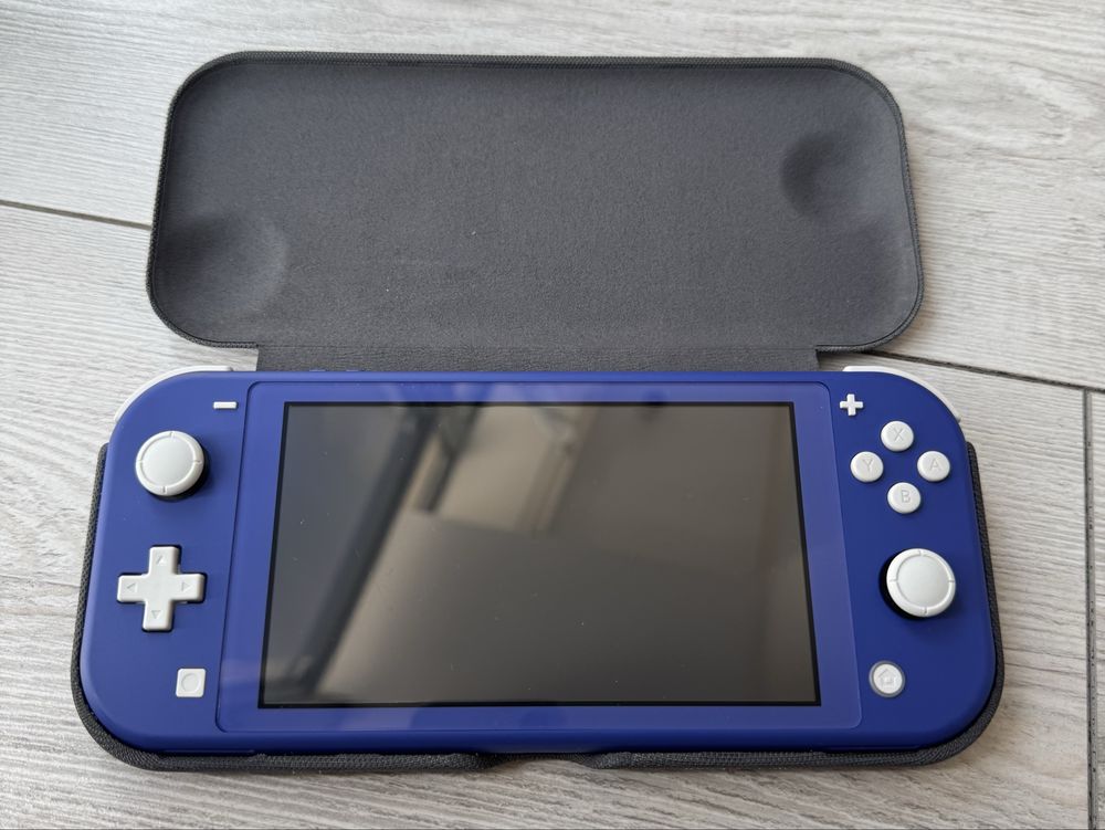 Nintendo Switch Lite с оригинальным чехлом