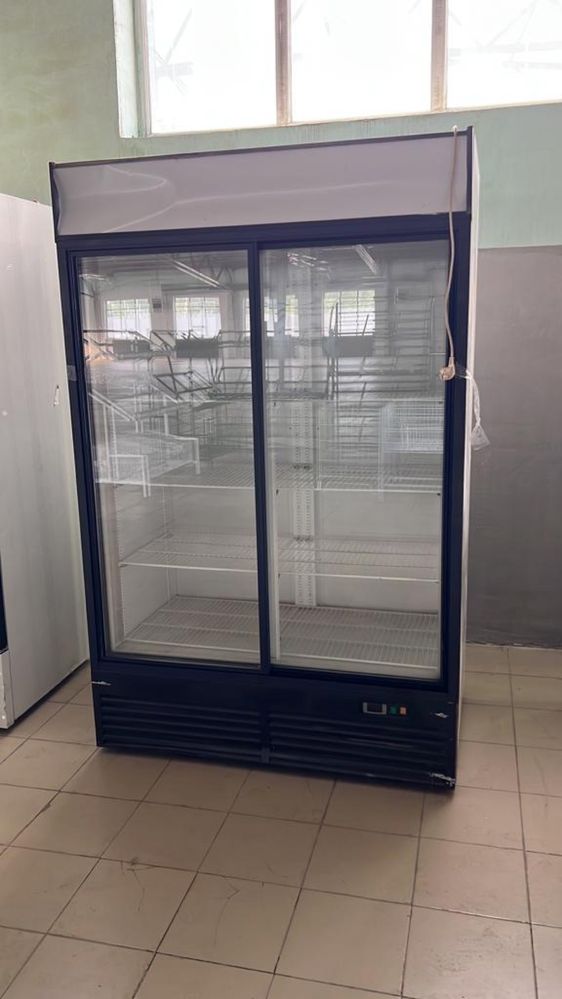 Продам холодильную витрину купе