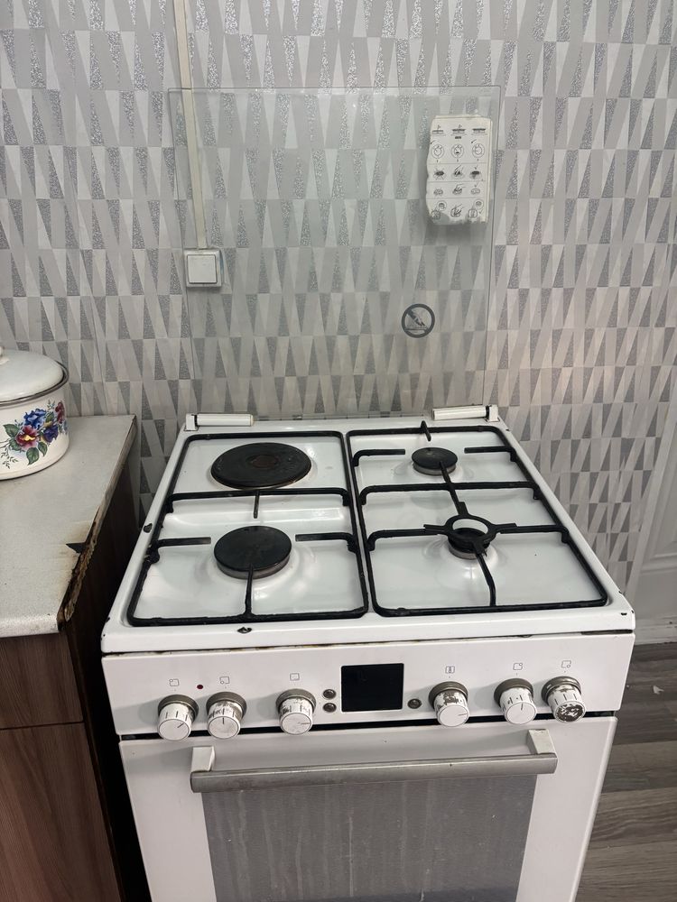 Продам электроплиту  состояние отличное все работает духовка все есть.