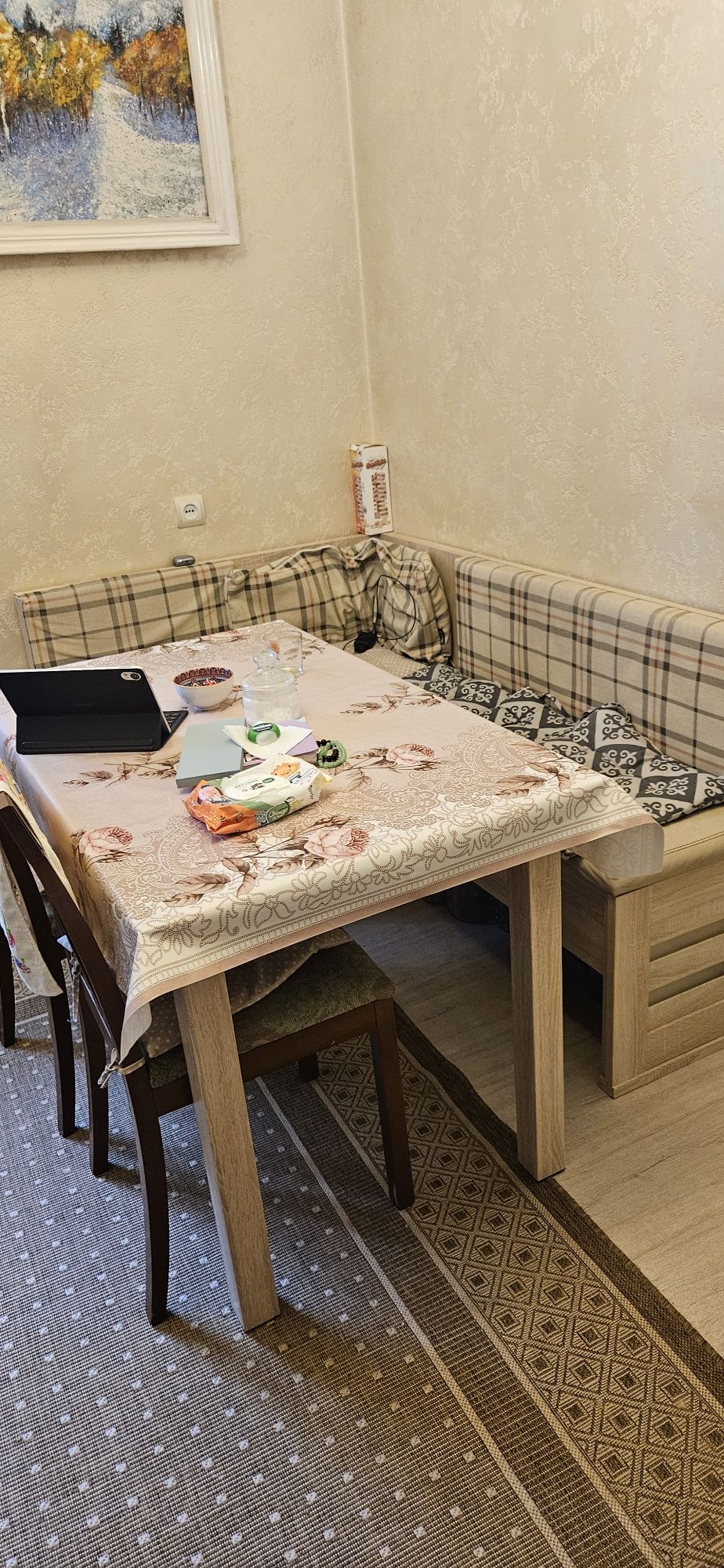 Кухонный уголок и стол продаём срочно до конца июля