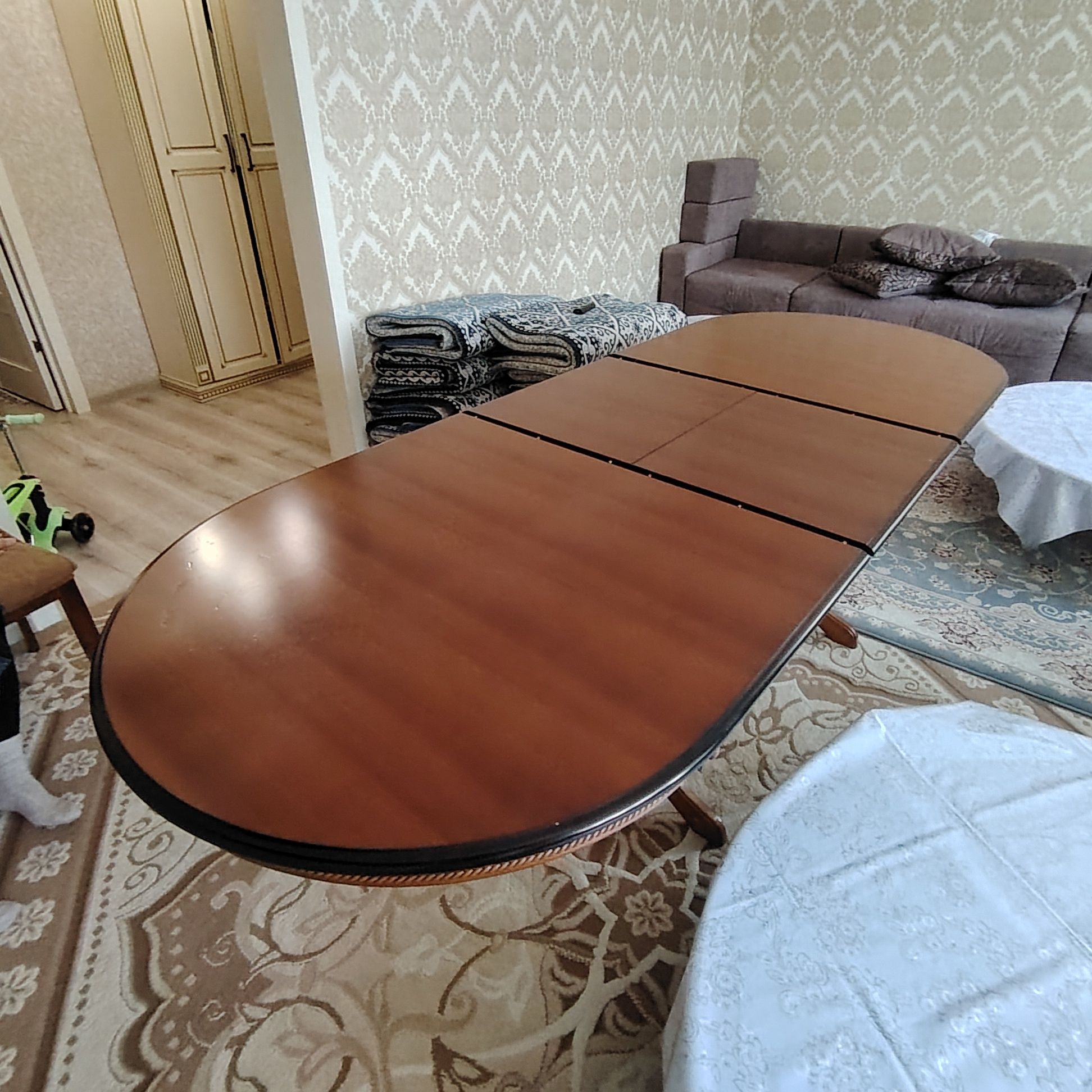 Продам дубовый стол со стульями