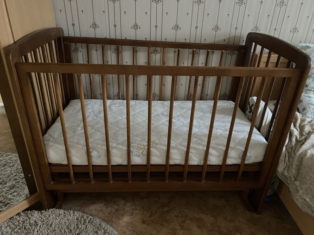 Продам кроватку символически