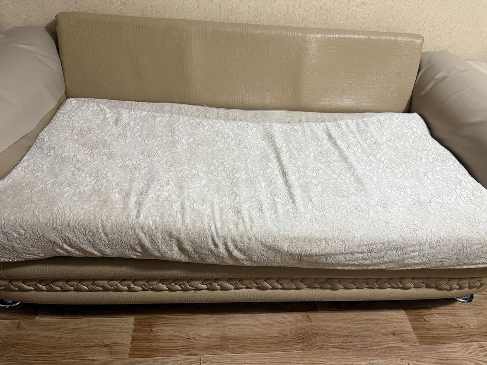 Диван с подушками и матрасом , есть еще точна такая же КРЕСЛО !