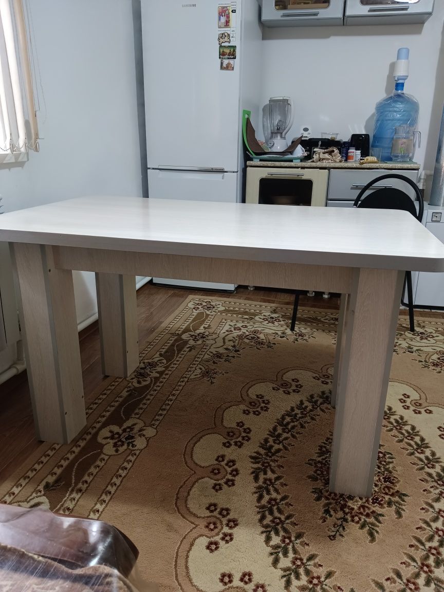 Продам кухонный стол