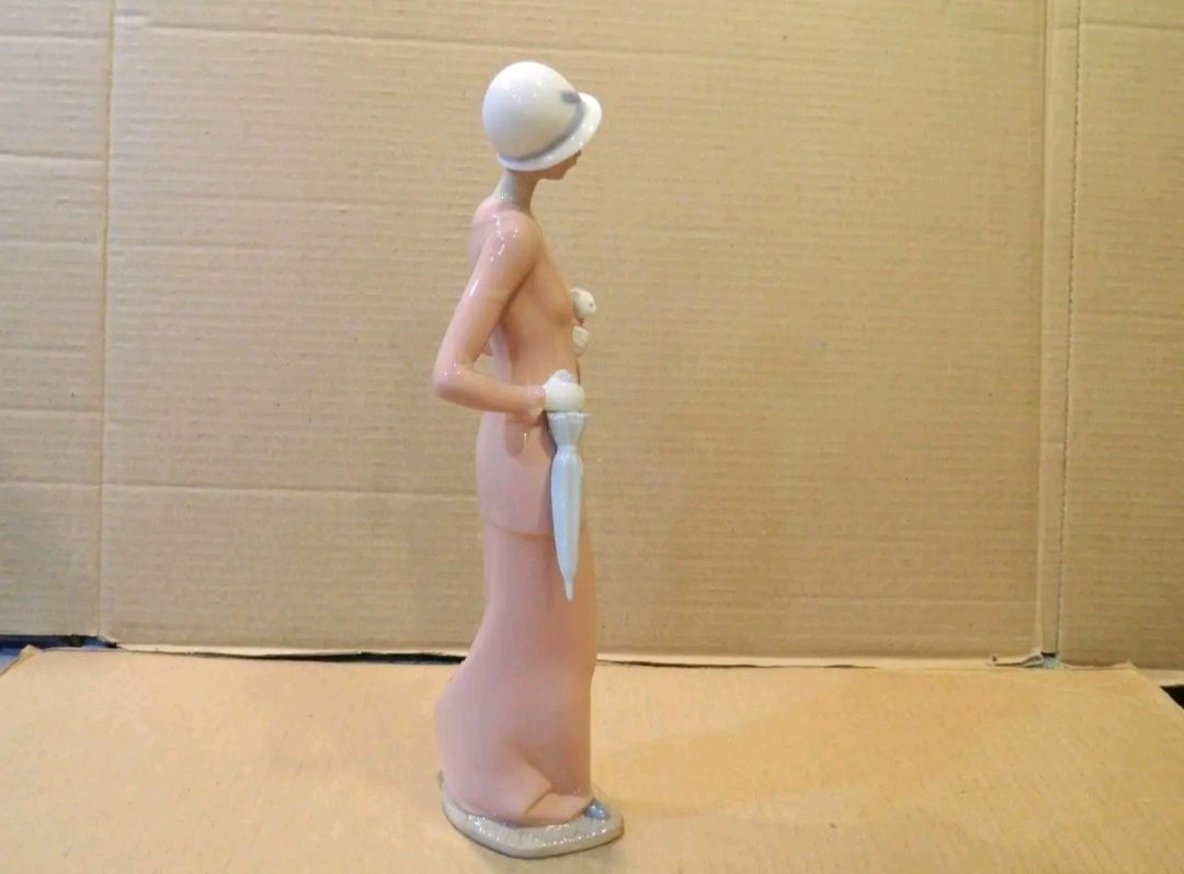Nao by Lladro 12" фигурка "Женщина с котёнком и зонтом" # 135.