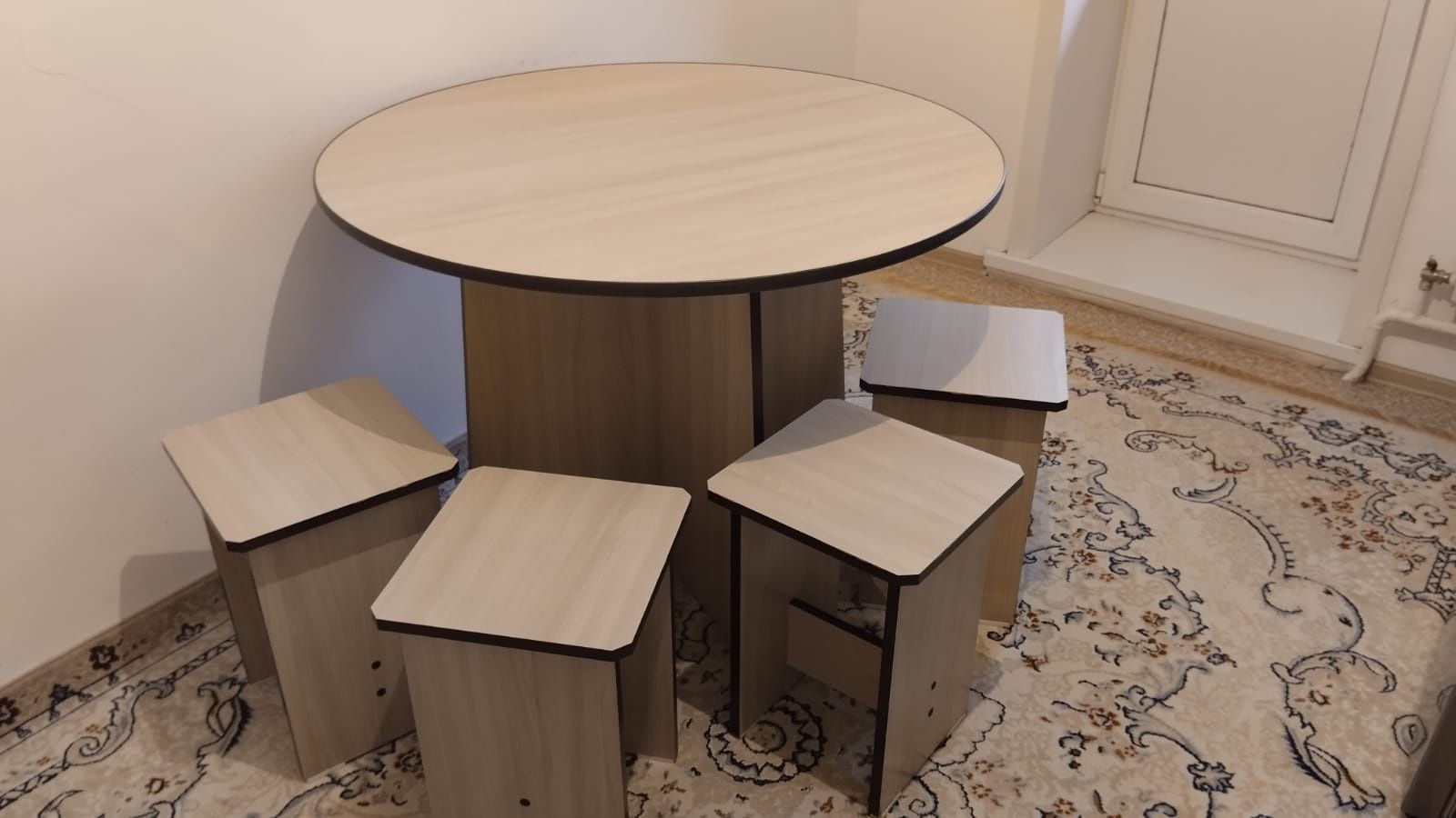 Продам стол кухонный