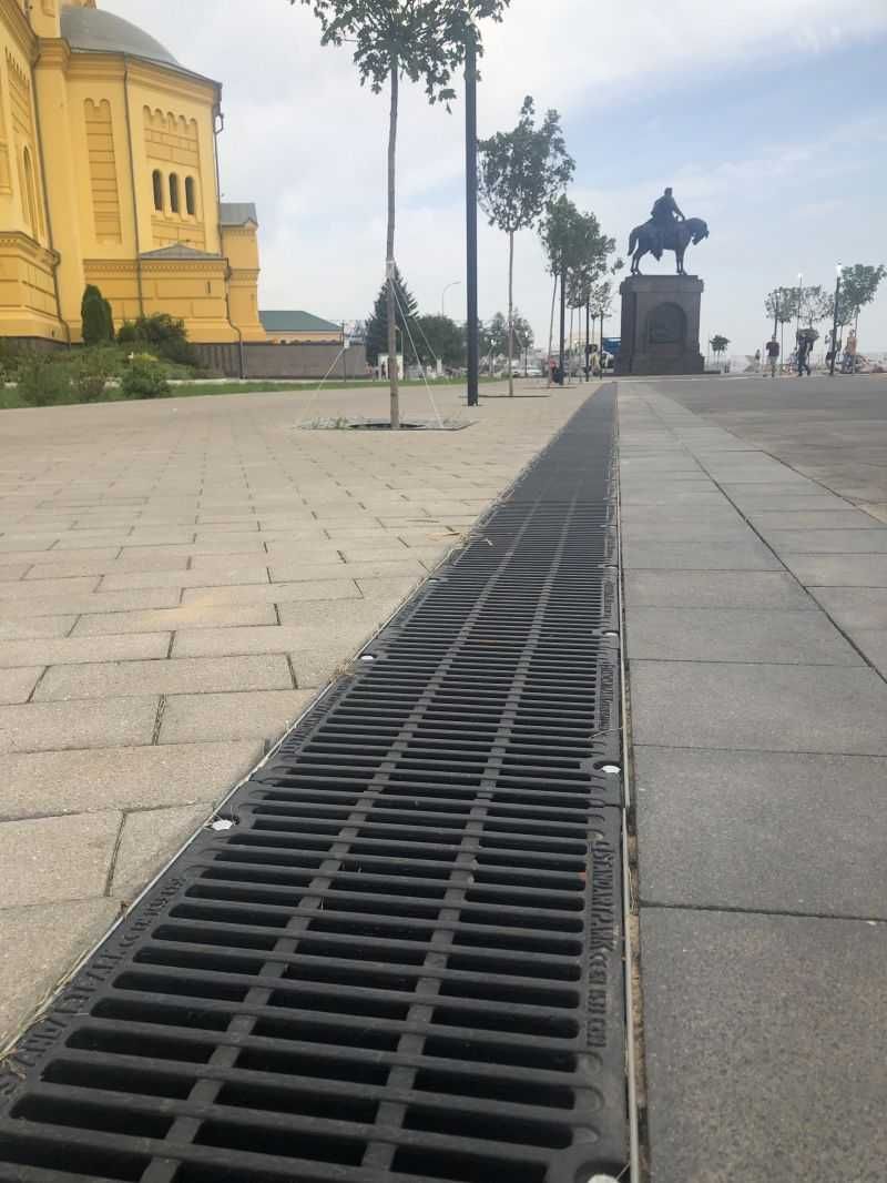 Лоток водоотводный с чугунной решеткой. Ливневки, люк, дождеприемник