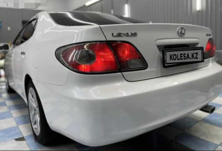 Машина в хорошем состоянии. водитель девушка.  Lexus ES 300.
