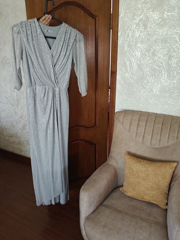 Платье вечернее продам