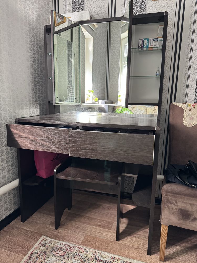 Стол с зеркалом