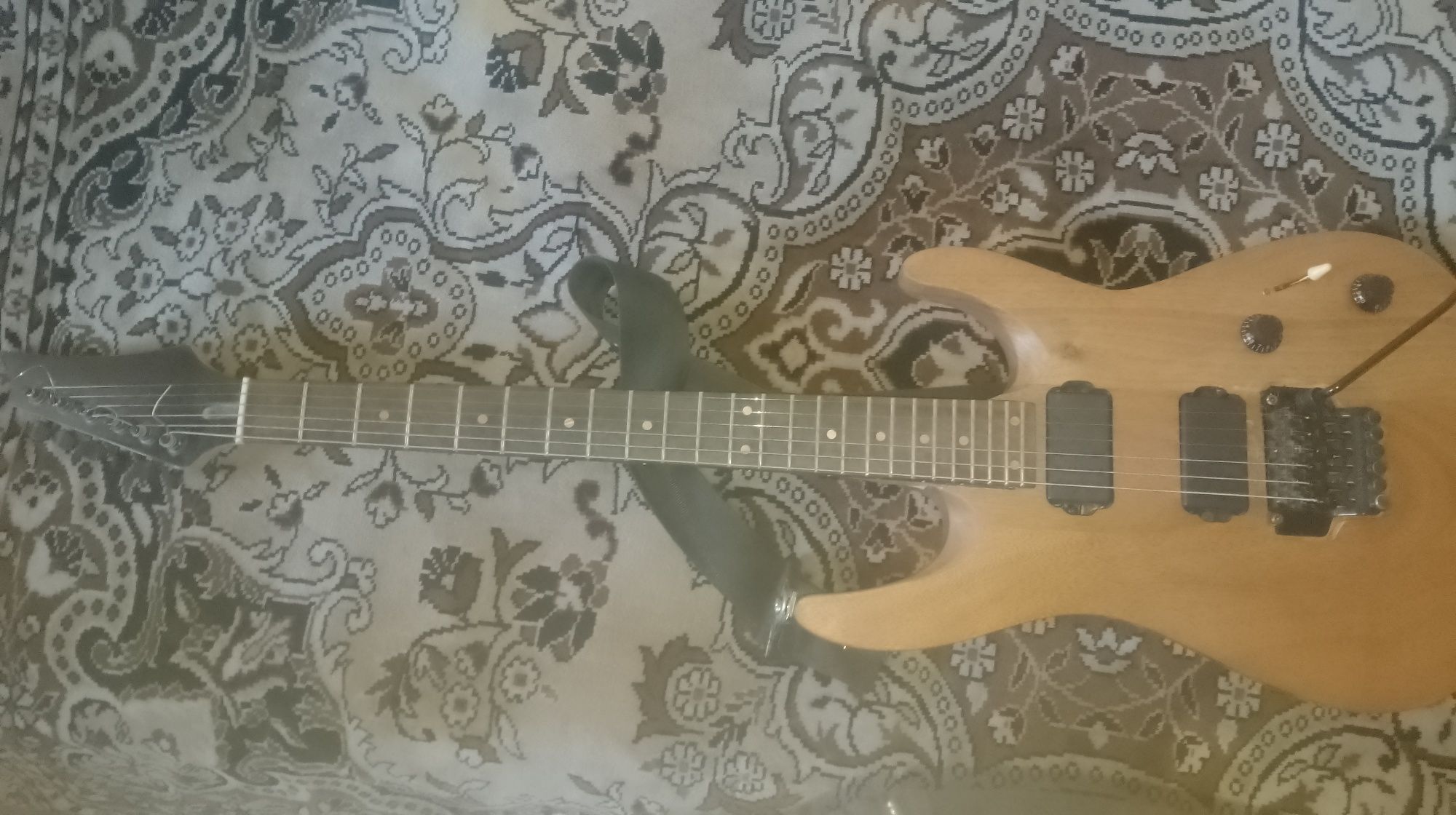 Продаю электрогитару Ibanez , Floyd rose.mahagony body. Backed neck.