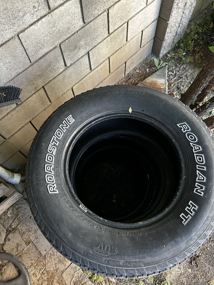 Продаю резину Roadstone 265/55/17 3 целых 1 с заплаткой