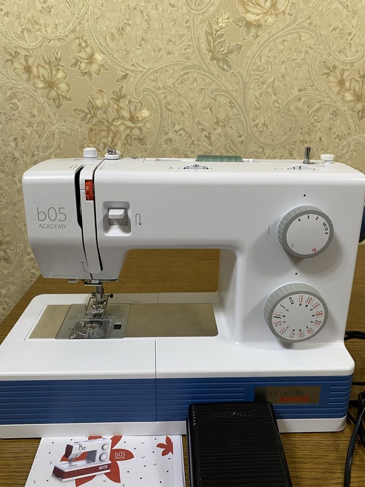 Продается: Швейная машина Bernina Bernette BO5 Academy белый, синий.