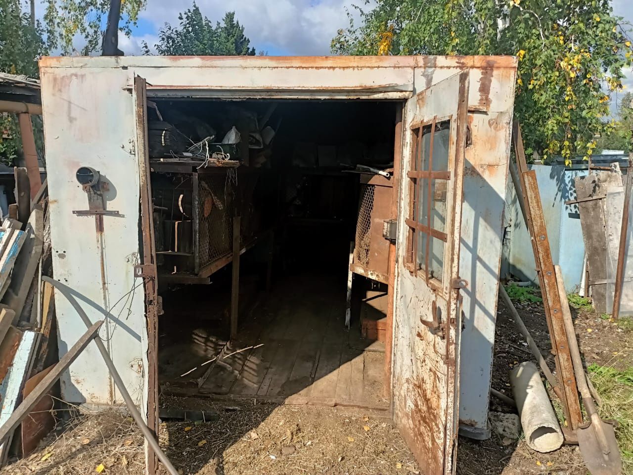 Срочно продам металлическую времянку с закрывающимися дверьми