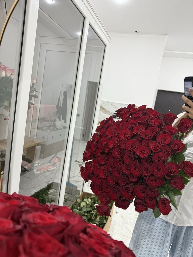 Большой свежий букет из 101 розы