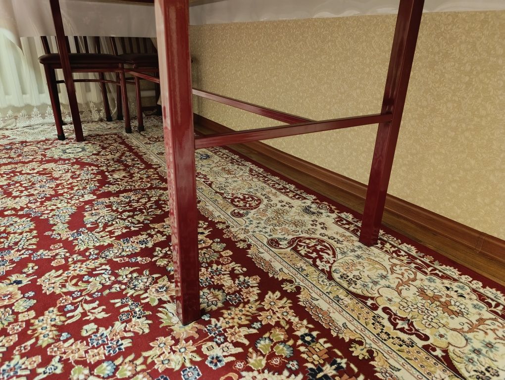 Продам почти новый стол со стульями.