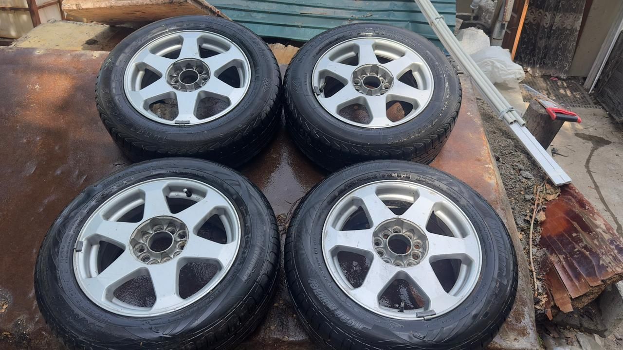 Продам резину 195/65R15 на одной немножко шишка
