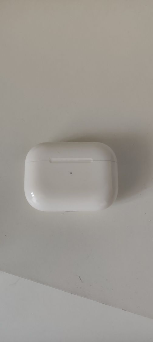Продам оригинал кейс airpods pro