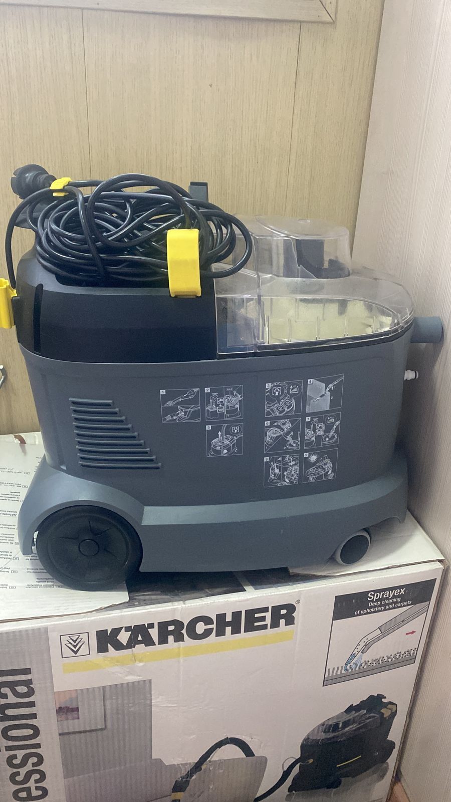 Продам моющий пылесос для химчистки  Karcher 8/1